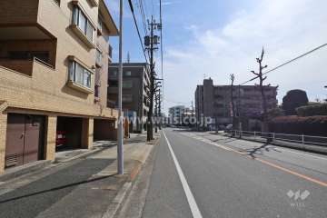 物件の南西側前面道路（北西側から）