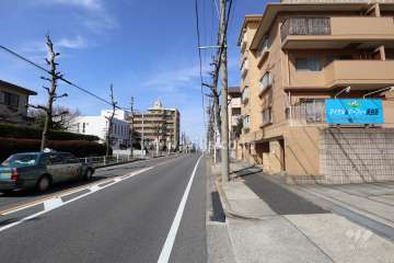 物件の南西側前面道路（南東側から）