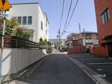 敷地西側の前面道路（南側から）