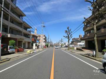 敷地の北東側前面道路（南東側から）