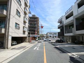 敷地の南西側前面道路（北西側から）