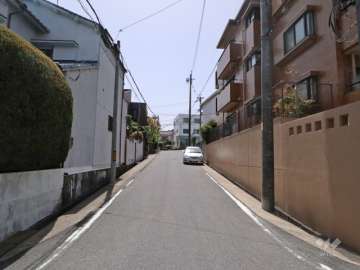 敷地東側の前面道路（北側から）