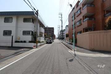 敷地西側の前面道路（北側から）