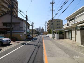 物件の北側前面道路（東側から）