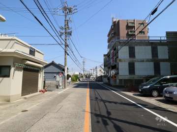 物件の北側前面道路（西側から）