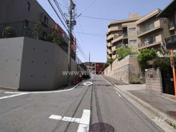 敷地南側の前面道路（東側から）