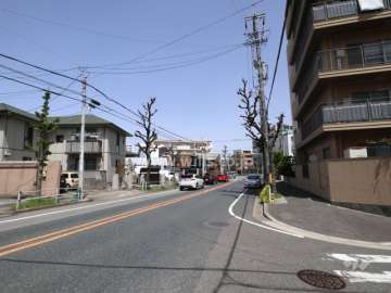 敷地西側の前面道路（南側から）