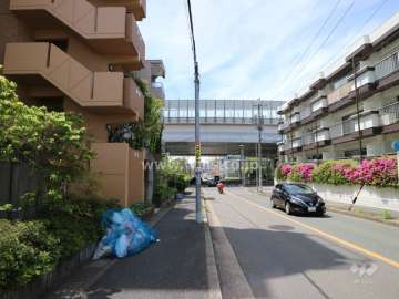 敷地の北側前面道路（東側から）