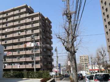 ユニーブル藤ヶ丘の外観（南東側から）と正面道路