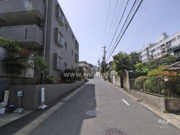 敷地北側の前面道路（東側から）