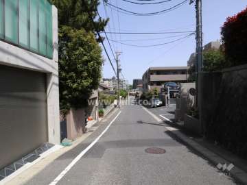 敷地北側の前面道路（西側から）