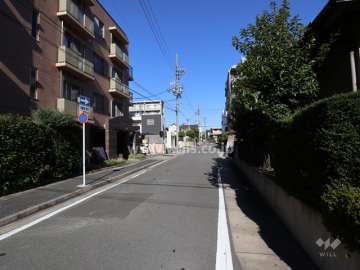 敷地東側の前面道路