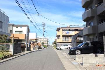 敷地西側の前面道路