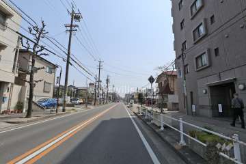 敷地北東側の前面道路（北西側から）