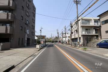 敷地北東側の前面道路（南東側から）