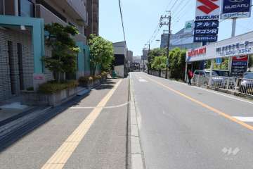 敷地西側の前面道路（府道43号豊中亀岡線）二車線のバス通りです。