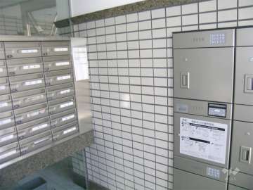 宅配ボックス付きの共用ポスト