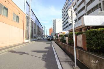 敷地北側の前面道路。駅に面しています。