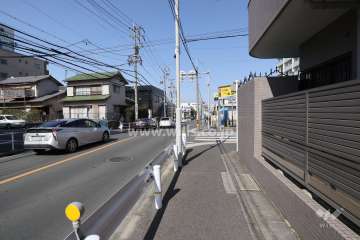 敷地西側の前面道路(南側から)