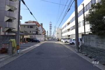 敷地北側の前面道路（東側から）