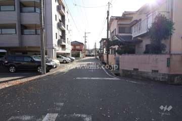 敷地西側の前面道路
