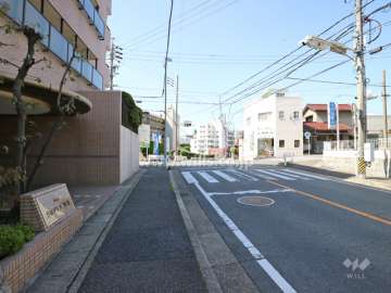 敷地西側の前面道路