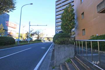 敷地北側の前面道路.車通りの多い道に面しています.