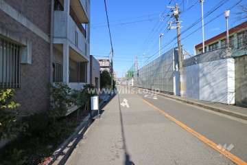 敷地北東側の前面道路(南東側から)