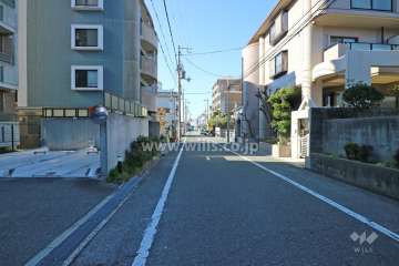 敷地北西側の前面道路(北東側から)