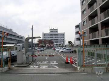 敷地の南側は豊中市役所の駐車場です。