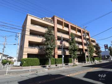 ロイヤルマンションよもぎ台の外観(南西方向から)