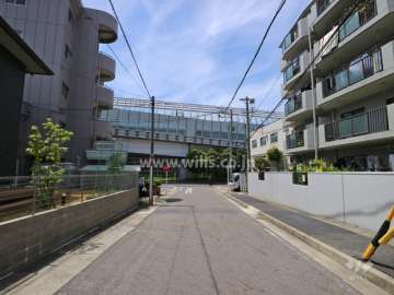 敷地の南側前面道路（東側から）