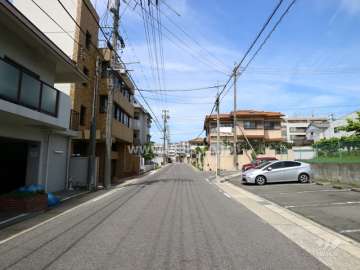 敷地の東側前面道路（南側から）