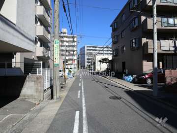 敷地西側の前面道路