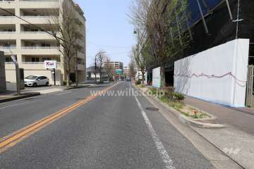 敷地南西側の前面道路（南東側から）
