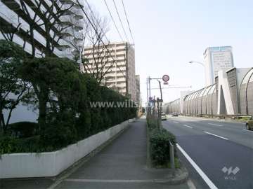 敷地の北側には中央環状線が走っています。