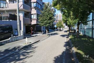 敷地西側の前面道路