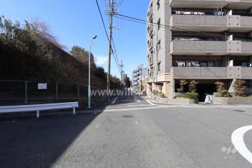 敷地南西側の前面道路（南東側から）