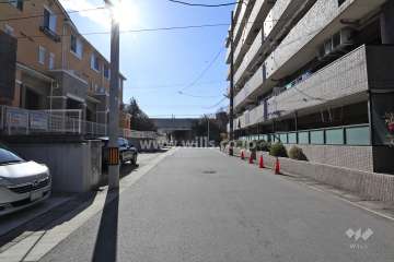 敷地南東側の前面道路（北東側から）