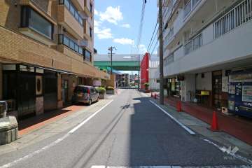 敷地東側の前面道路（北側から）