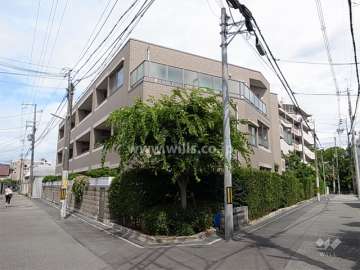 ゾン豊中本町5丁目の外観（南東から）　敷地の南、北東、北西の3方が道路に面しています。