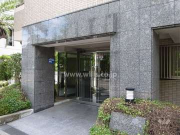 石張りのエントランス