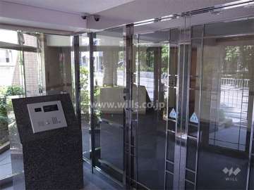 エントランスはオートロック付きです。