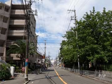 敷地の北東側道路は二車線のバス通り。西側にスーパー、北側に公園があります。