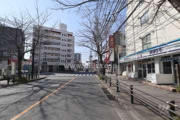 物件の南東側前面道路（北東側から）