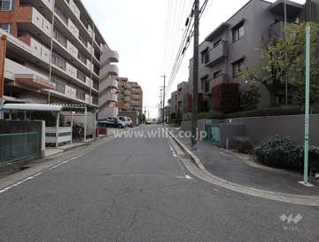 東側前面道路(南側から)