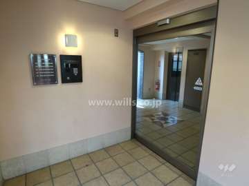 エントランスはオートロック付きです。