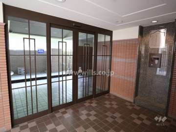 エントランスはオートロック付きです。