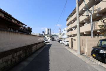物件の南西側前面道路（南東側から）
