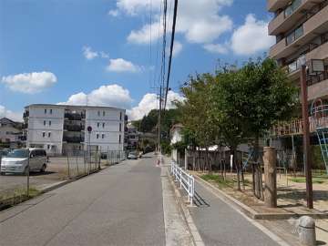 敷地南側の前面道路。少し西へ行くと阪急今津線が走っています。